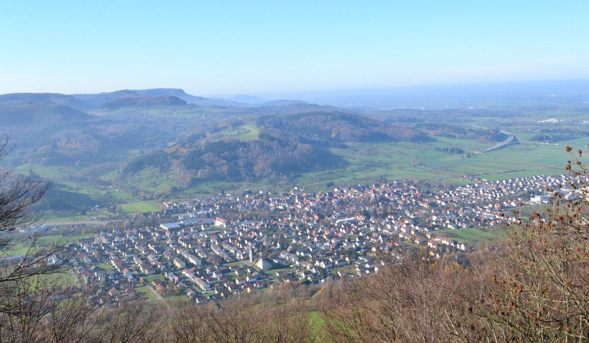 Panoramablick vom Hohenstein auf Gingen. Im Vordergrund Bäume, im Hintergrund die Stadt und hügelige Landschaft unter blauem Himmel., © Landkreis Göppingen Panoramablick vom Hohenstein auf Gingen. Im Vordergrund Bäume, im Hintergrund die Stadt und hügelige Landschaft unter blauem Himmel., © Landkreis Göppingen