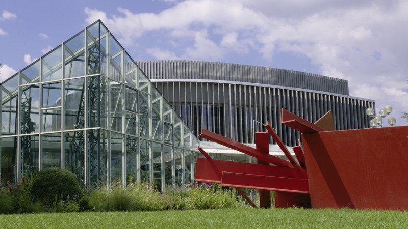 Glasgeb&auml;ude und rote Skulptur im Stadthallenpark Sindelfingen, umgeben von gr&uuml;ner Wiese und blauem Himmel., &copy; Stadt Sindelfingen