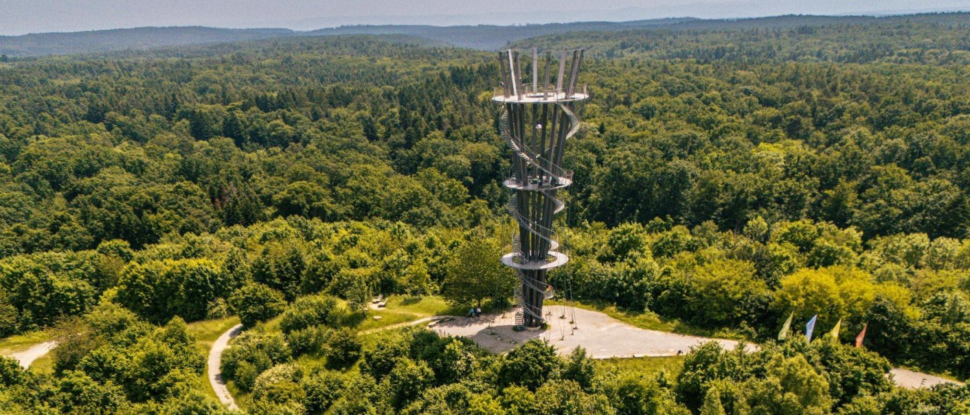 Der Schönbuchturm in Herrenberg ragt aus einem dichten Wald hervor. Der Turm hat eine spiralförmige Struktur und bietet eine beeindruckende Aussicht., © Stuttgart-Marketing GmbH, Sarah Schmid Der Schönbuchturm in Herrenberg ragt aus einem dichten Wald hervor. Der Turm hat eine spiralförmige Struktur und bietet eine beeindruckende Aussicht., © Stuttgart-Marketing GmbH, Sarah Schmid