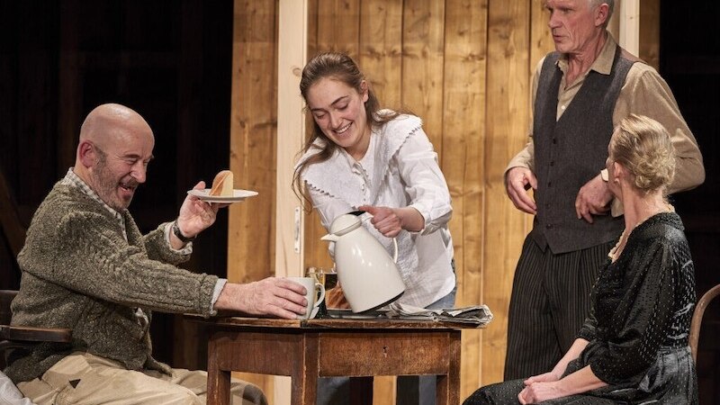 Schauspieler auf der B&uuml;hne des Theater Lindenhof in einer Szene aus "Der verkaufte Gro&szlig;vater". Eine Frau schenkt Kaffee ein, w&auml;hrend drei Personen interagieren., &copy; Stadtverwaltung Kirchheim unter Teck - Kulturring
