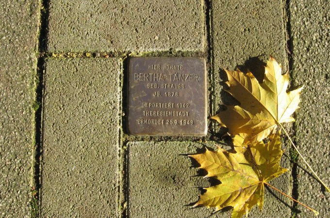 Ein Stolperstein auf einem Gehweg, gewidmet Bertha Tanzer, mit Herbstbl&auml;ttern daneben., &copy; Stadt G&ouml;ppingen