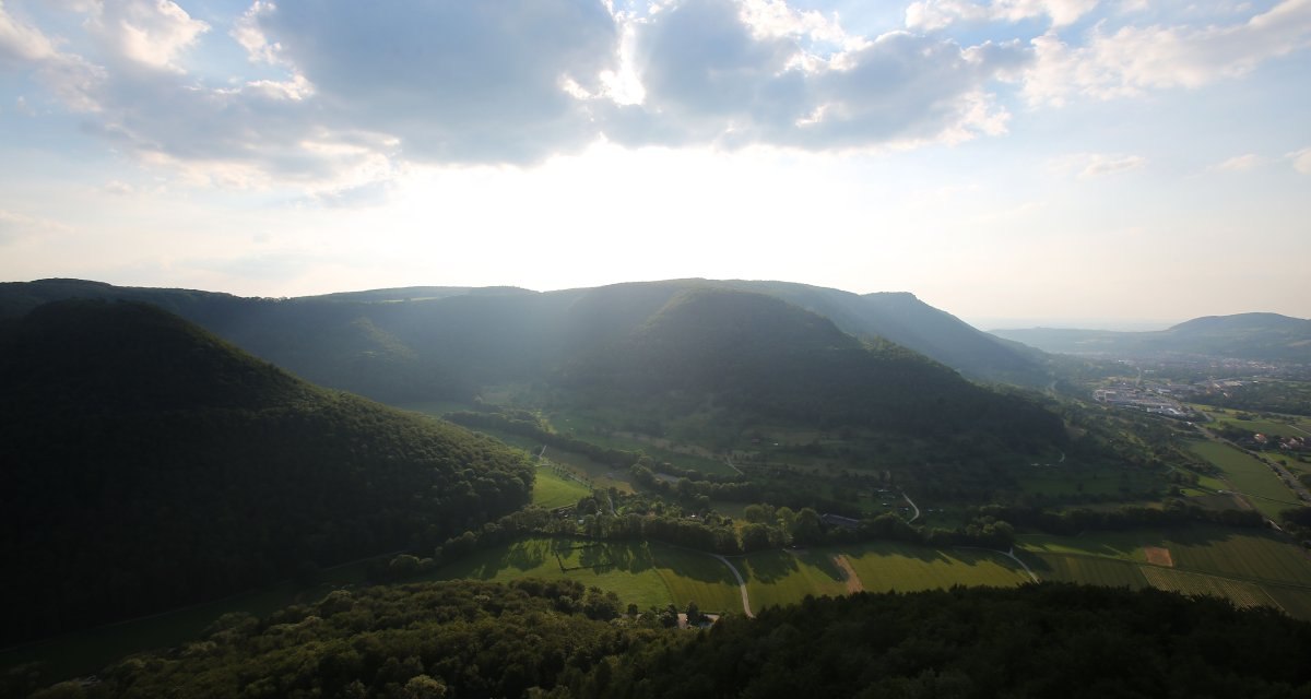 Ausblick vom Hohenurach in das gr&uuml;ne Tal, &copy; Bad Urach Tourismus
