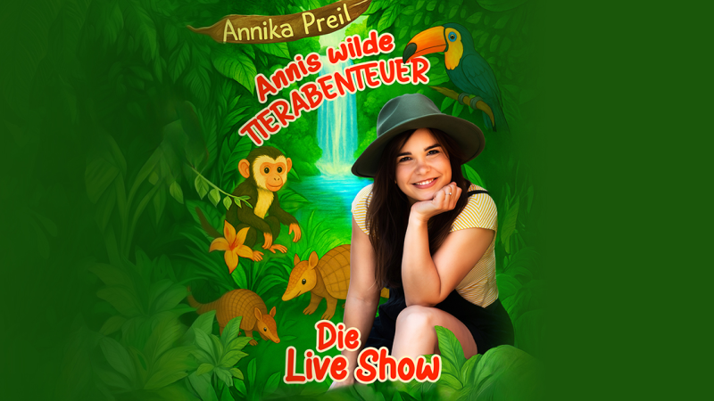 Eine Frau mit Hut sitzt l&auml;chelnd im Dschungel, umgeben von gezeichneten Tieren wie einem Affen und einem Tukan. Im Hintergrund ist ein Wasserfall zu sehen., &copy; links im Bild