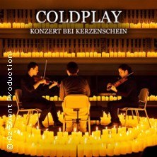 Drei Musiker spielen Streichinstrumente in einem Raum, der von zahlreichen Kerzen erleuchtet wird. Oben steht 'Coldplay Konzert bei Kerzenschein'., © links im Bild