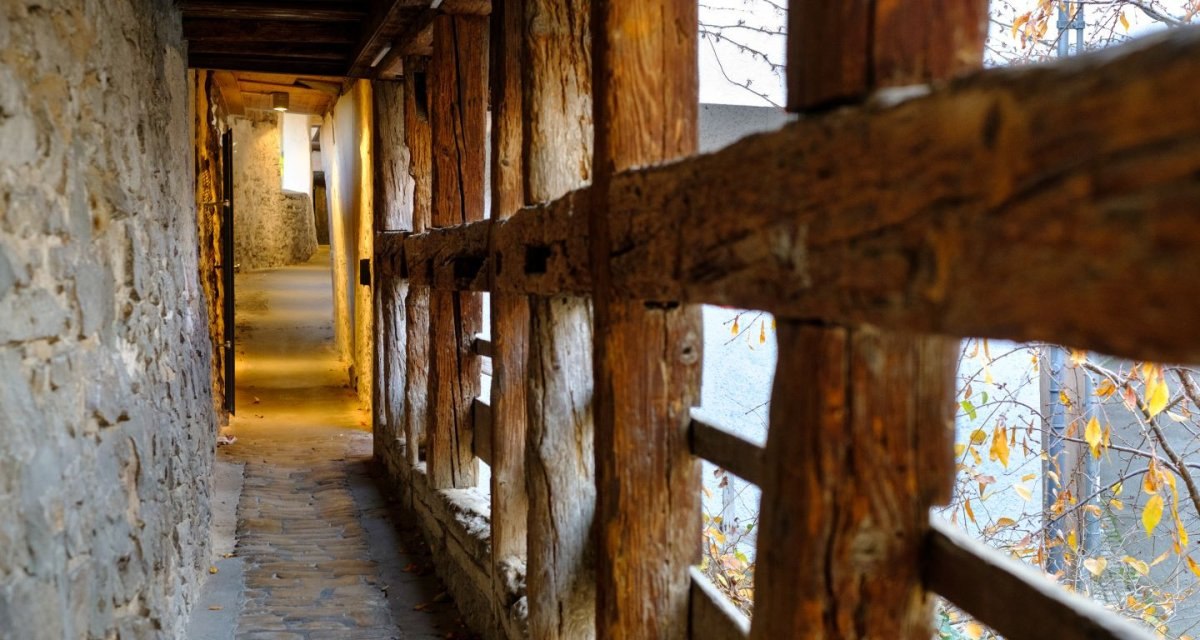 Die weitgehend erhaltene Stadtmauer f&uuml;hrt vom Beinsteiner Torturm entlang der Erleninsel bis zum Apothekergarten. Der zug&auml;ngliche Wehrgang und die Schie&szlig;scharten versetzen einen zur&uuml;ck in das 13. Jahrhundert. Durch die Schie&szlig;scharten hindurch hat man einen Ausblick auf die Erleninsel und die Rems.