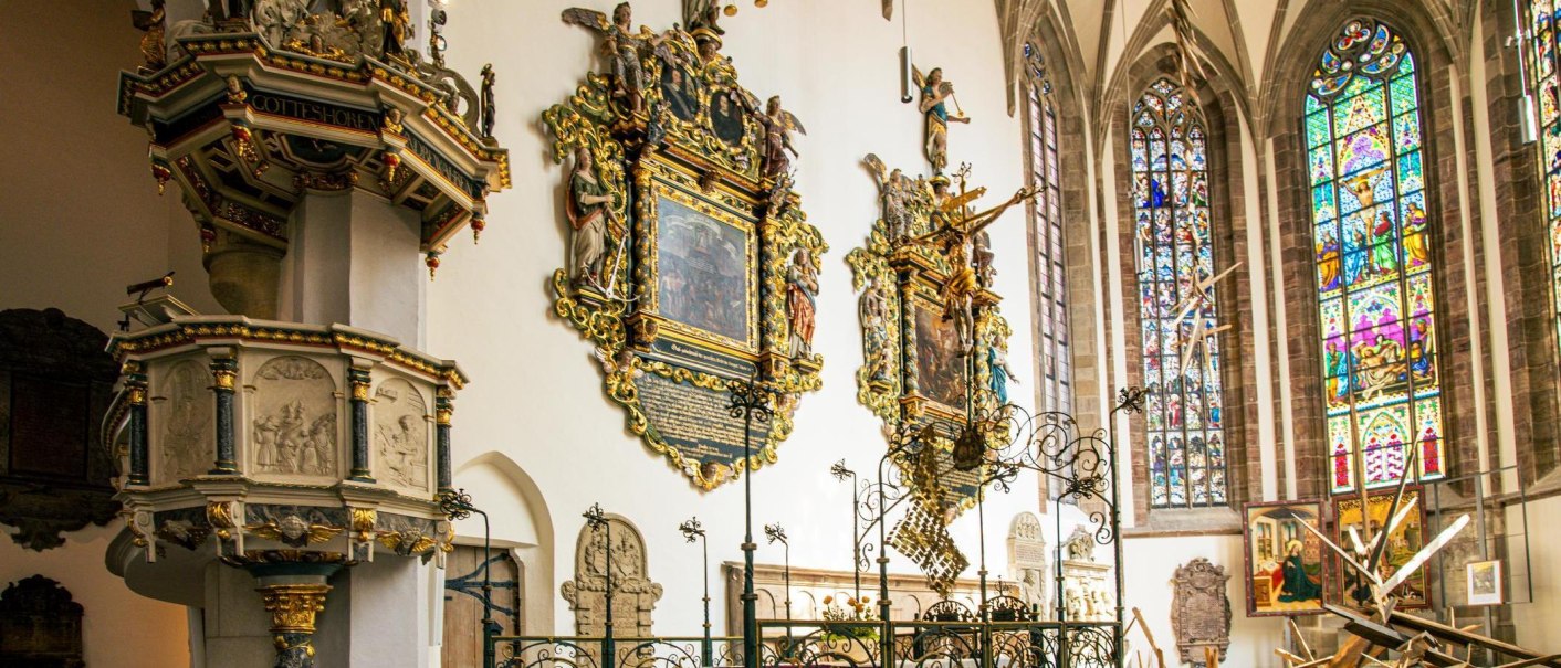 Die Martinskirche in Kirchheim unter Teck zeigt eine reich verzierte Kanzel und bunte Glasfenster. Kunstvolle Details und historische Elemente prägen das Bild., © Stuttgart-Marketing GmbH, Sarah Schmid Die Martinskirche in Kirchheim unter Teck zeigt eine reich verzierte Kanzel und bunte Glasfenster. Kunstvolle Details und historische Elemente prägen das Bild., © Stuttgart-Marketing GmbH, Sarah Schmid