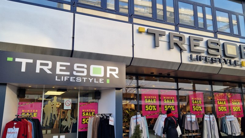Au&szlig;enansicht des Tresor Lifestyle Bekleidungsgesch&auml;fts mit gro&szlig;en Schaufenstern und Winter-Sale-Schildern. Kleidung ist drau&szlig;en ausgestellt., &copy; StadtNuertingen