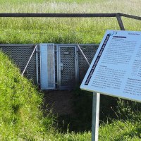 Infotafel am Bodenlehrpfad Beuren erklärt die Bodenbeschaffenheit und Vegetation. Im Hintergrund ist eine grüne Wiese zu sehen., © Kurverwaltung Beuren