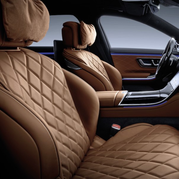 Luxuriöser Autoinnenraum mit braunen Ledersitzen und blauer Ambientebeleuchtung. Die Sitze haben ein gestepptes Muster und bieten hohen Komfort., © Mercedes-Benz AG Luxuriöser Autoinnenraum mit braunen Ledersitzen und blauer Ambientebeleuchtung. Die Sitze haben ein gestepptes Muster und bieten hohen Komfort., © Mercedes-Benz AG