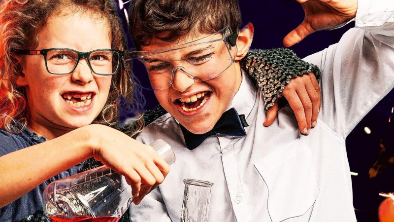 Zwei Kinder mit Schutzbrillen und Flaschen, die eine chemische Reaktion darstellen. Sie lachen und wirken begeistert., © © Christof Mühlberger Zwei Kinder mit Schutzbrillen und Flaschen, die eine chemische Reaktion darstellen. Sie lachen und wirken begeistert., © © Christof Mühlberger