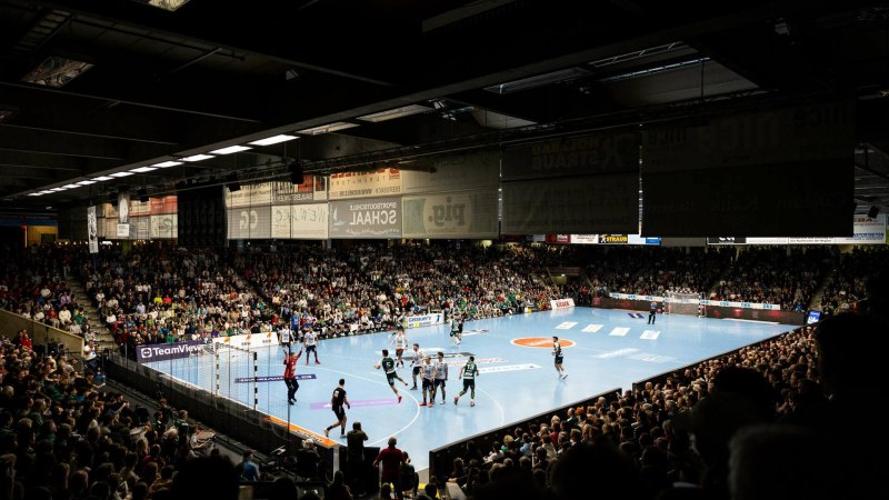 Ein Handballspiel zwischen FRISCH AUF! G&ouml;ppingen und TBV Lemgo Lippe in einer voll besetzten Halle. Spieler in Aktion auf dem Spielfeld.