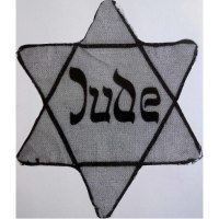 Ein gelber Davidstern mit der Aufschrift 'Jude' in schwarzer Schrift, Symbol der Diskriminierung während des Holocausts., © Stadt Göppingen