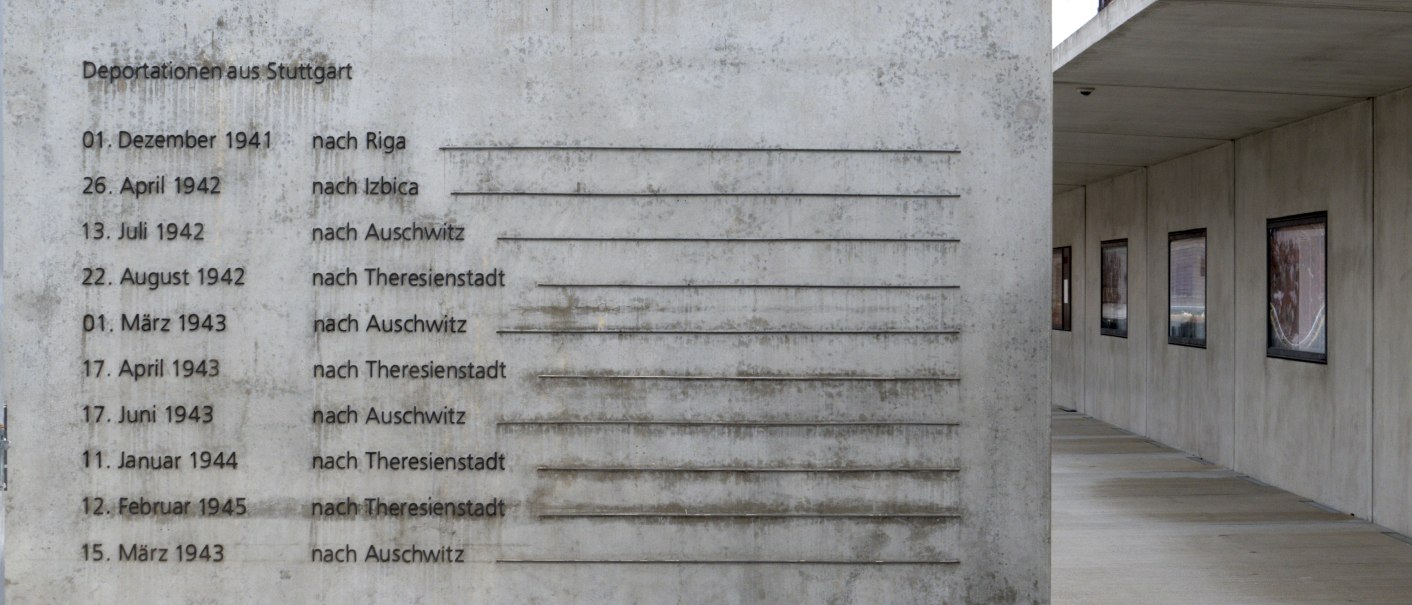 Gedenkstätte mit Inschrift zu Deportationen aus Stuttgart während des Zweiten Weltkriegs. Daten und Ziele der Deportationen sind auf einer Betonwand eingraviert., © Foto-Kunst Andreas Keller