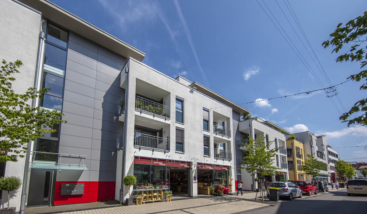 Moderne Wohngebäude in Fellbach, sonniger Tag, blauer Himmel, Autos parken entlang der Straße, Menschen spazieren., © Stadt Fellbach Moderne Wohngebäude in Fellbach, sonniger Tag, blauer Himmel, Autos parken entlang der Straße, Menschen spazieren., © Stadt Fellbach