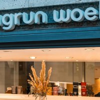 Schaufenster eines Gesch&auml;fts mit dem Namen Sigrun Woehr. Im Inneren sind Schuhe und Accessoires ausgestellt., &copy; Stuttgart Marketing GmbH, Sarah Schmid