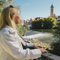 Frau die am Wasser steht und auf die Stadt N&uuml;rtingen schaut., &copy; Stadt N&uuml;rtingen, B.Knoblauch