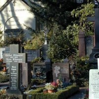 Ein Friedhof mit mehreren Grabsteinen, umgeben von Pflanzen und B&auml;umen. Im Hintergrund ist eine Kapelle zu sehen., &copy; WTM GmbH Waiblingen