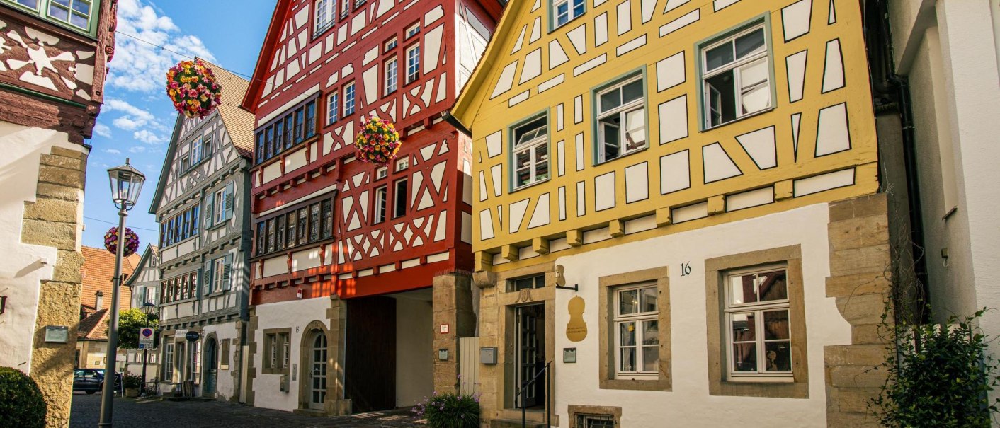 Fachwerkhäuser in der Altstadt von Bietigheim-Bissingen. Die bunten Fassaden und Blumenampeln verleihen der Szene einen charmanten, historischen Charakter., © Stuttgart-Marketing GmbH, Sarah Schmid Fachwerkhäuser in der Altstadt von Bietigheim-Bissingen. Die bunten Fassaden und Blumenampeln verleihen der Szene einen charmanten, historischen Charakter., © Stuttgart-Marketing GmbH, Sarah Schmid