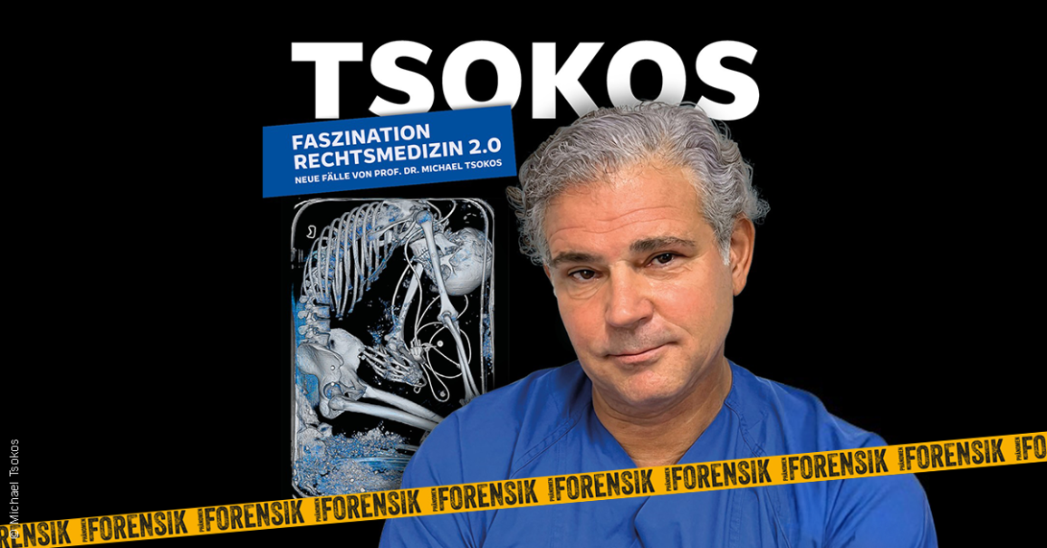 Ein Mann in blauer Kleidung steht vor einem Buchcover mit Skelettabbildung und dem Titel 'Faszination Rechtsmedizin 2.0'. Im Vordergrund ist ein Forensik-Band zu sehen., &copy; links im Bild