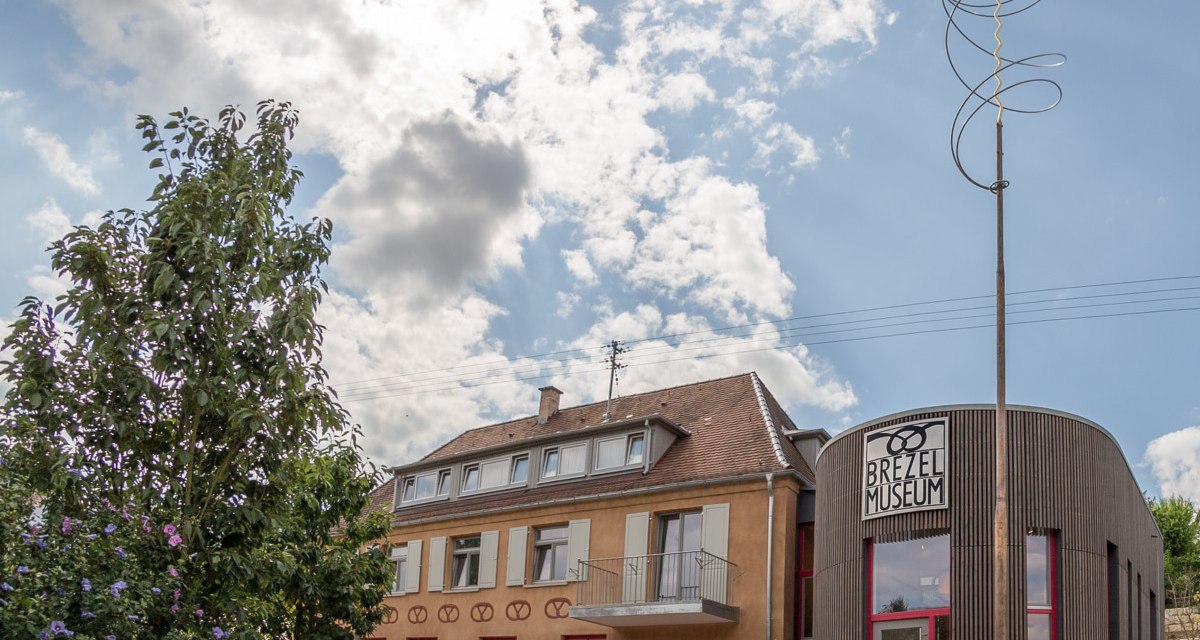 Das BrezelMuseum zeigt einen modernen Anbau neben einem älteren Gebäude unter einem bewölkten Himmel., © BrezelMuseum/Tourismusgemeinschaft Marbach-Bottwartal