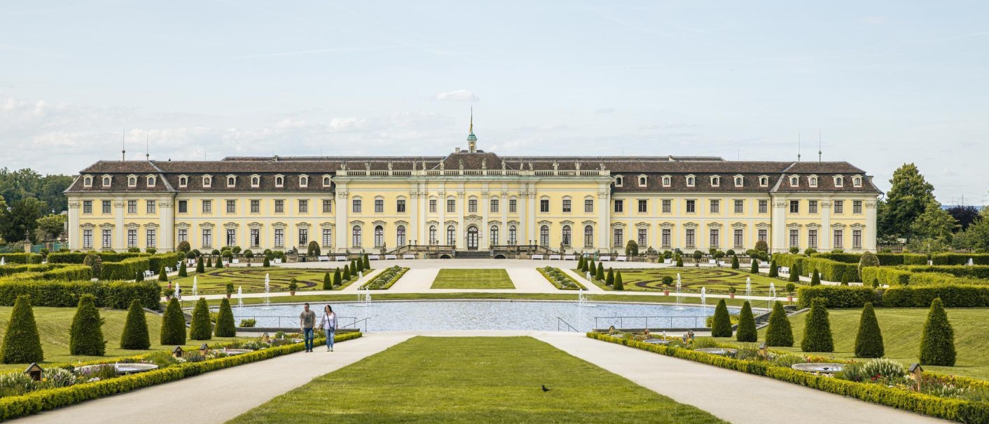Das Schloss Ludwigsburg mit seinen pr&auml;chtigen G&auml;rten und Springbrunnen bietet einen beeindruckenden Anblick an einem sonnigen Tag., &copy; SMG, Sarah Schmid