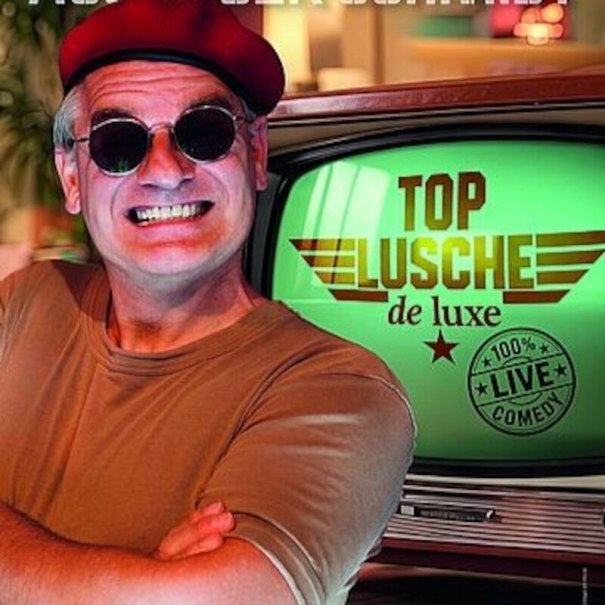 Ein Mann mit roter M&uuml;tze und Sonnenbrille l&auml;chelt breit vor einem Fernseher mit der Aufschrift 'Top Lusche de luxe'., &copy; Mauerwerk GmbH