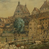 Historische Ansicht von Besigheim mit Fachwerkh&auml;usern und einer Holzbr&uuml;cke &uuml;ber einen Fluss. Menschen &uuml;berqueren die Br&uuml;cke in einer friedlichen Szene., &copy; Stadt Besigheim