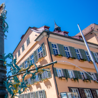Historische Fachwerkhäuser und ein kunstvoller Brunnen auf dem Marktplatz von Nürtingen unter blauem Himmel., © Stuttgart-Marketing GmbH, Achim Mende Historische Fachwerkhäuser und ein kunstvoller Brunnen auf dem Marktplatz von Nürtingen unter blauem Himmel., © Stuttgart-Marketing GmbH, Achim Mende