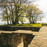 Ruinen der Burg Hohenstaufen in Göppingen, umgeben von Bäumen und grüner Wiese. Ein sonniger Tag mit klarem Himmel., © SMG, Sarah Schmid Ruinen der Burg Hohenstaufen in Göppingen, umgeben von Bäumen und grüner Wiese. Ein sonniger Tag mit klarem Himmel., © SMG, Sarah Schmid