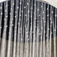 Nahaufnahme eines Duschkopfes, aus dem Wasserstrahlen fließen., © Hotel Adler Waiblingen