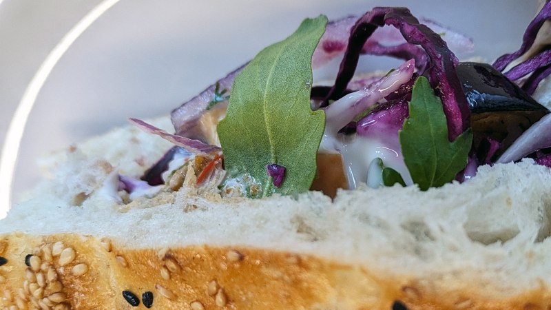 Nahaufnahme eines Kebaps mit Sesambrot, Rotkohl, Rucola und Sauce. Frische Zutaten sind sichtbar., © SMG Nahaufnahme eines Kebaps mit Sesambrot, Rotkohl, Rucola und Sauce. Frische Zutaten sind sichtbar., © SMG