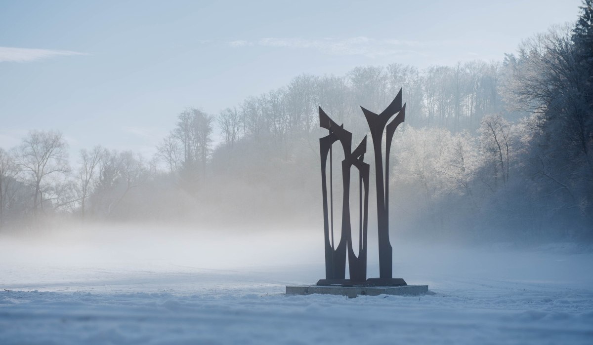 Skulptur "Les Arbres" von Dominique Coutelle in einer nebligen, verschneiten Landschaft mit Bäumen im Hintergrund., © Natur.Nah. Schönbuch & Heckengäu Skulptur "Les Arbres" von Dominique Coutelle in einer nebligen, verschneiten Landschaft mit Bäumen im Hintergrund., © Natur.Nah. Schönbuch & Heckengäu