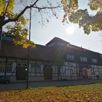 Fachwerkgebäude Alte Kelter in Fellbach, umgeben von herbstlichen Bäumen und Laub auf dem Boden. Die Sonne scheint durch die Äste., © Stadt Fellbach, Larissa Philipp