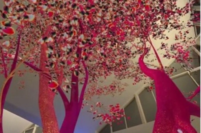 Eine farbenfrohe Kunstinstallation zeigt pinke B&auml;ume mit Bl&auml;ttern, die von der Decke eines modernen Geb&auml;udes h&auml;ngen., &copy; Kunsthalle G&ouml;ppingen