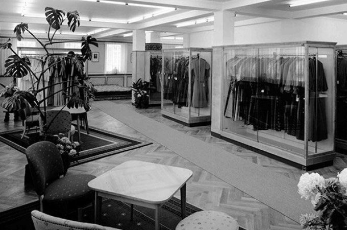 Elegantes Bekleidungsgeschäft mit Kleiderständern, Sitzbereich und Pflanzen. Schwarzweiß-Aufnahme mit stilvollem Interieur., © Stadt Göppingen Elegantes Bekleidungsgeschäft mit Kleiderständern, Sitzbereich und Pflanzen. Schwarzweiß-Aufnahme mit stilvollem Interieur., © Stadt Göppingen