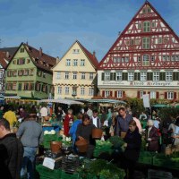 Marktplatz Esslingen mit Wochenmarkt Marktplatz Esslingen mit Wochenmarkt