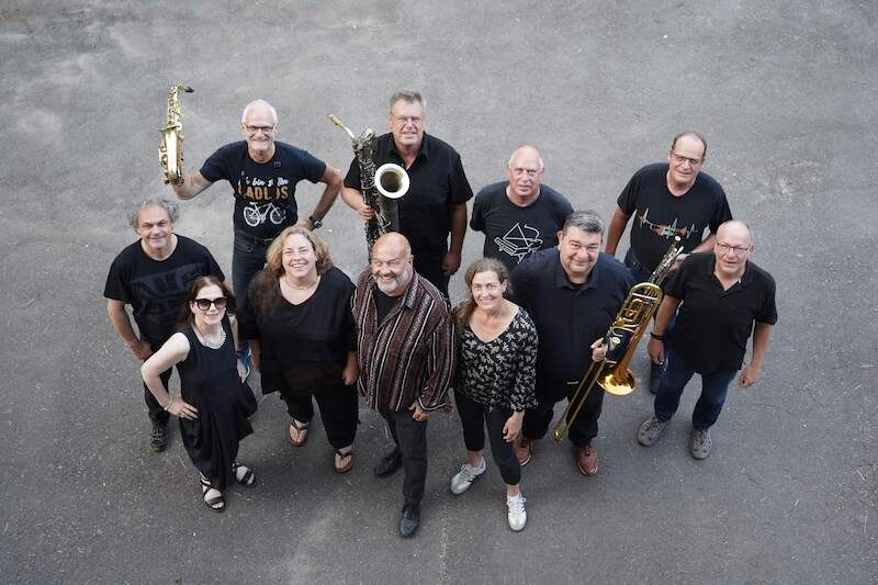 Zehn Personen, einige mit Blasinstrumenten, stehen auf Asphalt und blicken nach oben. Sie tragen überwiegend schwarze Kleidung., © Stadtverwaltung Vaihingen an der Enz Zehn Personen, einige mit Blasinstrumenten, stehen auf Asphalt und blicken nach oben. Sie tragen überwiegend schwarze Kleidung., © Stadtverwaltung Vaihingen an der Enz