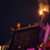 Eine mittelalterliche Holzplattform mit einer brennenden Fackel, die den Nachthimmel erleuchtet. Im Hintergrund sind Lichter zu sehen., &copy; Esslinger Stadtmarketing &amp; Tourismus GmbH