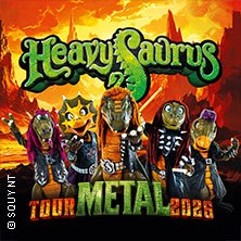 Heavysaurus Bandmitglieder in Dinosaurierkostümen posieren vor einer feurigen Kulisse. Der Schriftzug 'Metal Tour 2026' ist prominent zu sehen., © links im Bild Heavysaurus Bandmitglieder in Dinosaurierkostümen posieren vor einer feurigen Kulisse. Der Schriftzug 'Metal Tour 2026' ist prominent zu sehen., © links im Bild