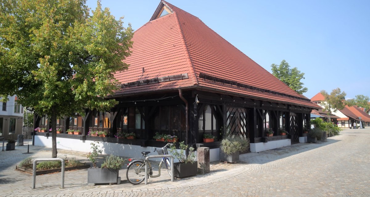 Der Kelternplatz ist eine besonders sehenswerte historische Anlage, die heute das Stadtzentrum von Metzingen bildet. Als die Keltern erstmals 1281 erwähnt wurden, wurden sie zunächst als Lager verwendet und befanden sich am Ortsrand der Weinanbaugemeinde., © Stadt Metzingen Der Kelternplatz ist eine besonders sehenswerte historische Anlage, die heute das Stadtzentrum von Metzingen bildet. Als die Keltern erstmals 1281 erwähnt wurden, wurden sie zunächst als Lager verwendet und befanden sich am Ortsrand der Weinanbaugemeinde., © Stadt Metzingen