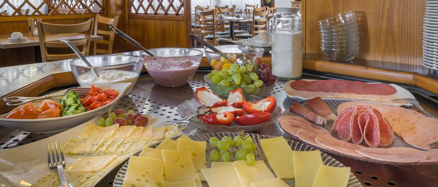 Ein reichhaltiges Frühstücksbuffet mit Käse, Aufschnitt, Gemüse, Obst und Joghurt in einem Restaurant., © Novum Management GmbH