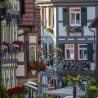 Fachwerkh&auml;user mit bunten Fensterl&auml;den und Blumenk&auml;sten in einer malerischen deutschen Altstadt. Einladende Atmosph&auml;re mit historischen Details., &copy; Stadt Besigheim