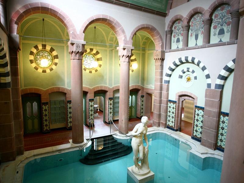 Historische Therme mit Pool, verzierten Säulen und einer Statue in einem eleganten, antiken Ambiente., © Mokni's Palais Hotel & Spa Historische Therme mit Pool, verzierten Säulen und einer Statue in einem eleganten, antiken Ambiente., © Mokni's Palais Hotel & Spa