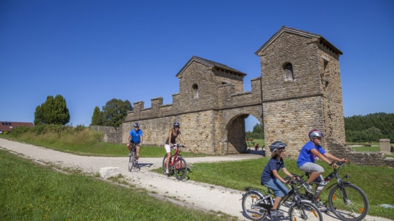 Radfahrer fahren auf einem Weg vor dem Ostkastell in Welzheim. Der Himmel ist klar und blau, das Wetter sonnig., © Stadt Welzheim Radfahrer fahren auf einem Weg vor dem Ostkastell in Welzheim. Der Himmel ist klar und blau, das Wetter sonnig., © Stadt Welzheim