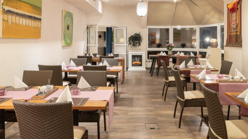 Eleganter Frühstücksraum mit gedeckten Tischen, Rattan-Stühlen und dekorativen Bildern an den Wänden., © Hotel Princess