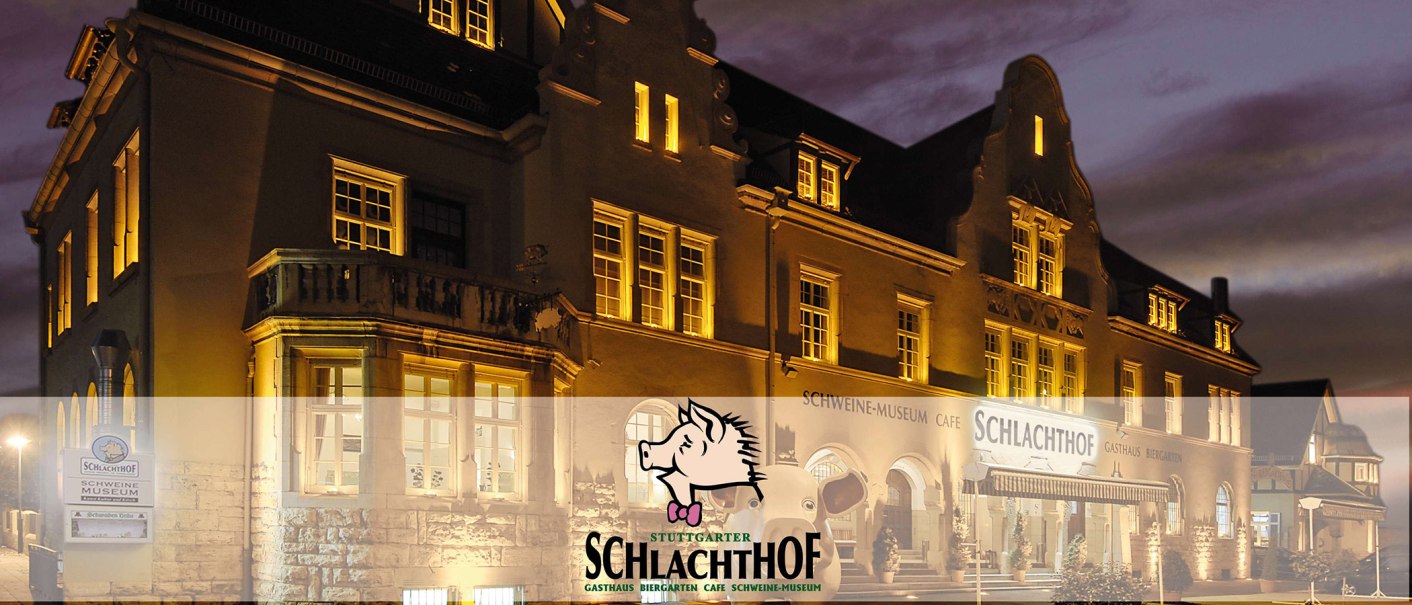 Das Restaurant Stuttgarter Schlachthof ist bei Nacht beleuchtet. Die Fassade zeigt ein Schweine-Museum und ein Café., © Wilhelmer Gastronomiebetriebe GmbH