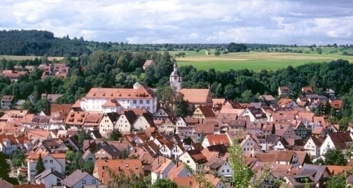 Panoramablick auf Waldenbuch mit roten Dächern, einer Kirche und grüner Landschaft im Hintergrund., © Graphic Design Albig