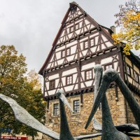 Das St&auml;dtische Museum im Storchen in G&ouml;ppingen zeigt ein Fachwerkhaus mit einer Skulptur im Vordergrund und herbstlich gef&auml;rbten B&auml;umen., &copy; Stuttgart-Marketing GmbH, Sarah Schmid