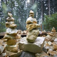 Ein großer Berg aus beigen Steinen. Im Vordergrund stehen zwei Türme aus aufeinandergestapelten Steinen. Jeder Turm hat eine Art Flügel aus Metall, man könnte einen Engel darin erkennen., © Schönblick - Christliches Gästezentrum Württemberg