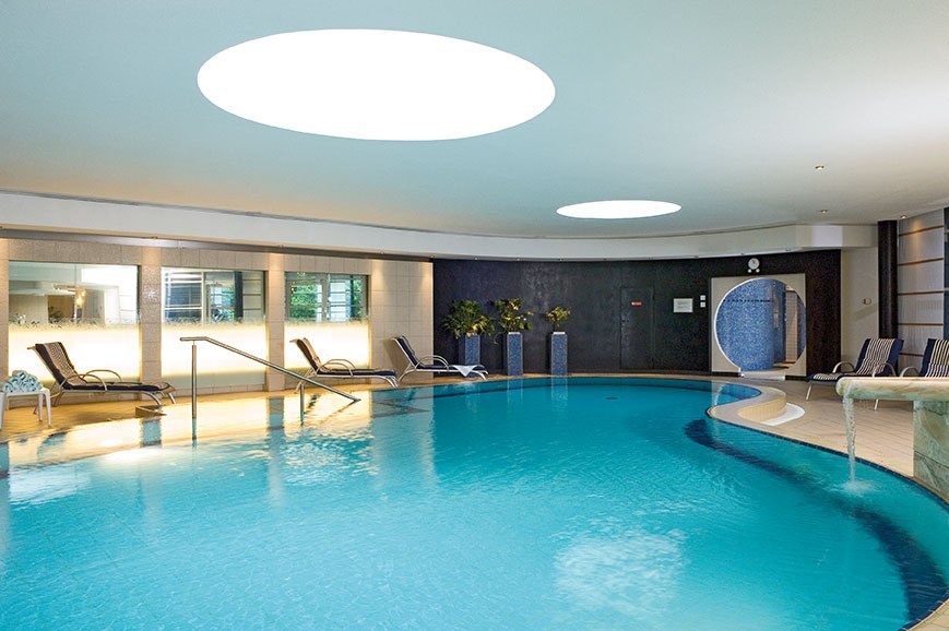 Moderner Innenpool mit Liegestühlen und Pflanzen im Pullman Stuttgart Fontana Hotel., © Pullman Stuttgart Fontana Moderner Innenpool mit Liegestühlen und Pflanzen im Pullman Stuttgart Fontana Hotel., © Pullman Stuttgart Fontana